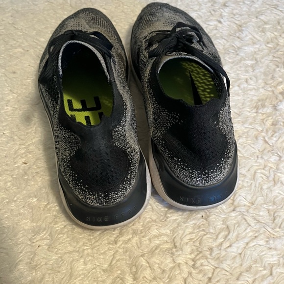 Nike Free Run Flyknit Black and White Running Shoes - Picture 5 of 6